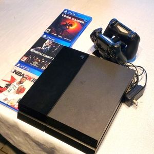 PS4 - 1 Terabyte 3 games, 2 controllers and  charging station.
